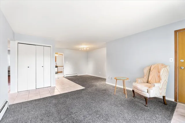 $1,900 | 922 West Irving Park Road, Unit 303, Bensenville, IL 60106