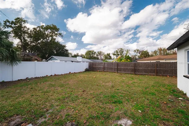 a view of a backyard
