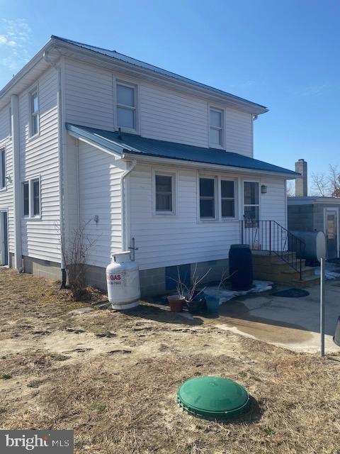 20773 Atlanta Road, Unit 87 Seaford, DE 19973 - Photo 5 of 20 a backyard of a house with dishwasher a oven and a yard with barbeque oven