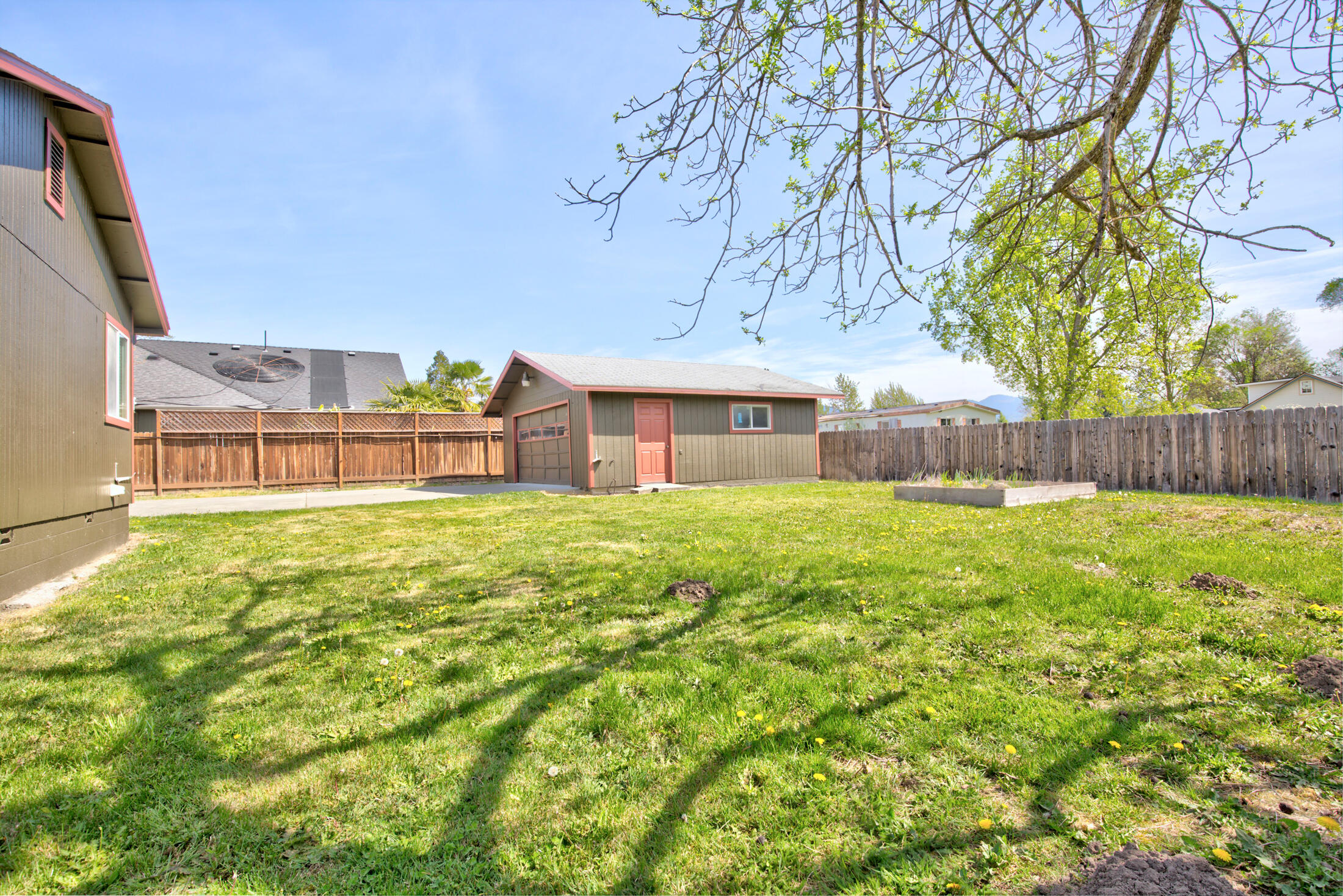 2488 Leonard Road Grants Pass, OR 97527 - Photo 7 of 37 leonard008
