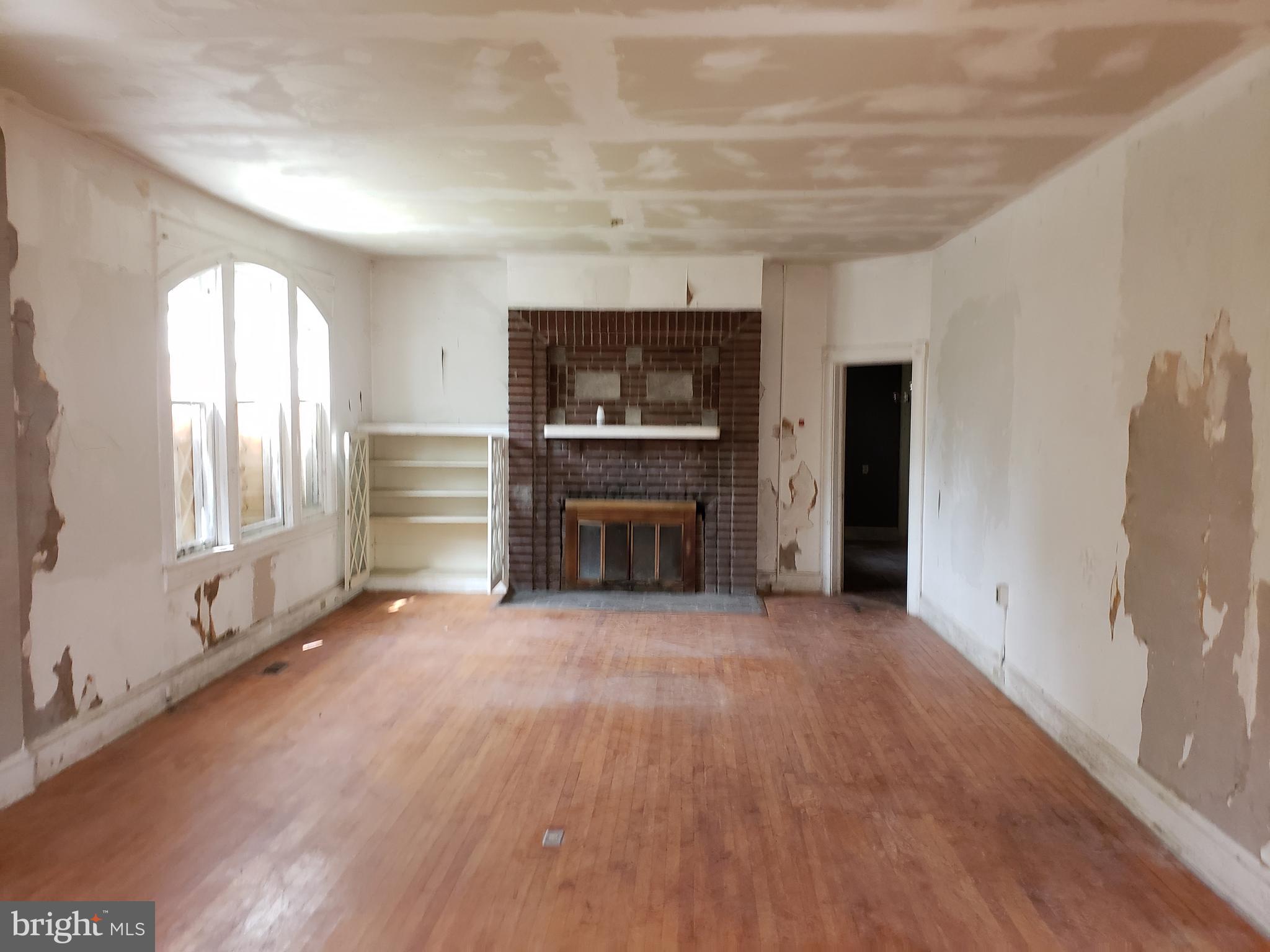 413 North Bend Road Baltimore, MD 21229 - Photo 11 of 32 LIVING ROOM