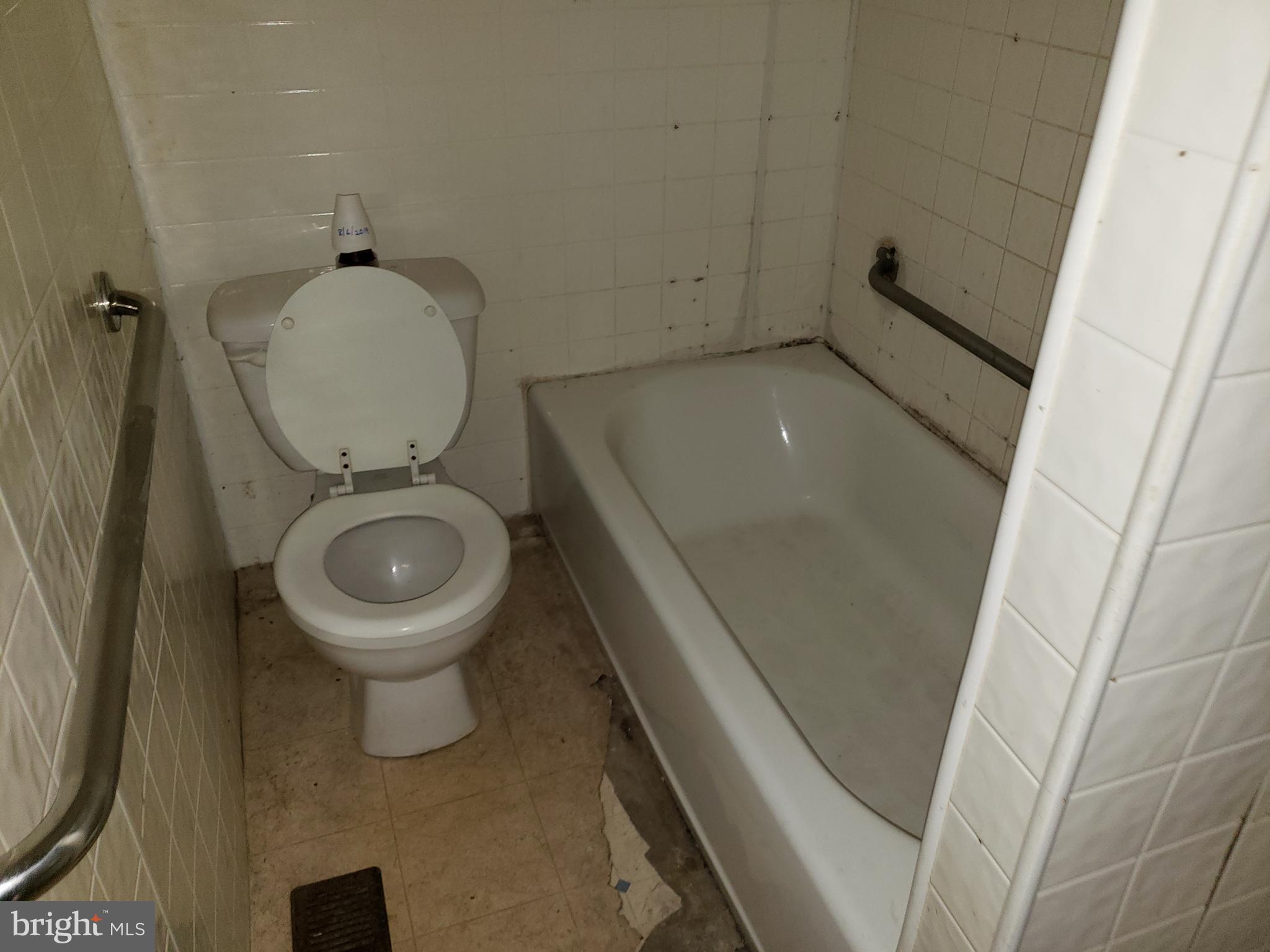 413 North Bend Road Baltimore, MD 21229 - Photo 13 of 32 BATH 1 - FIRST FLOOR