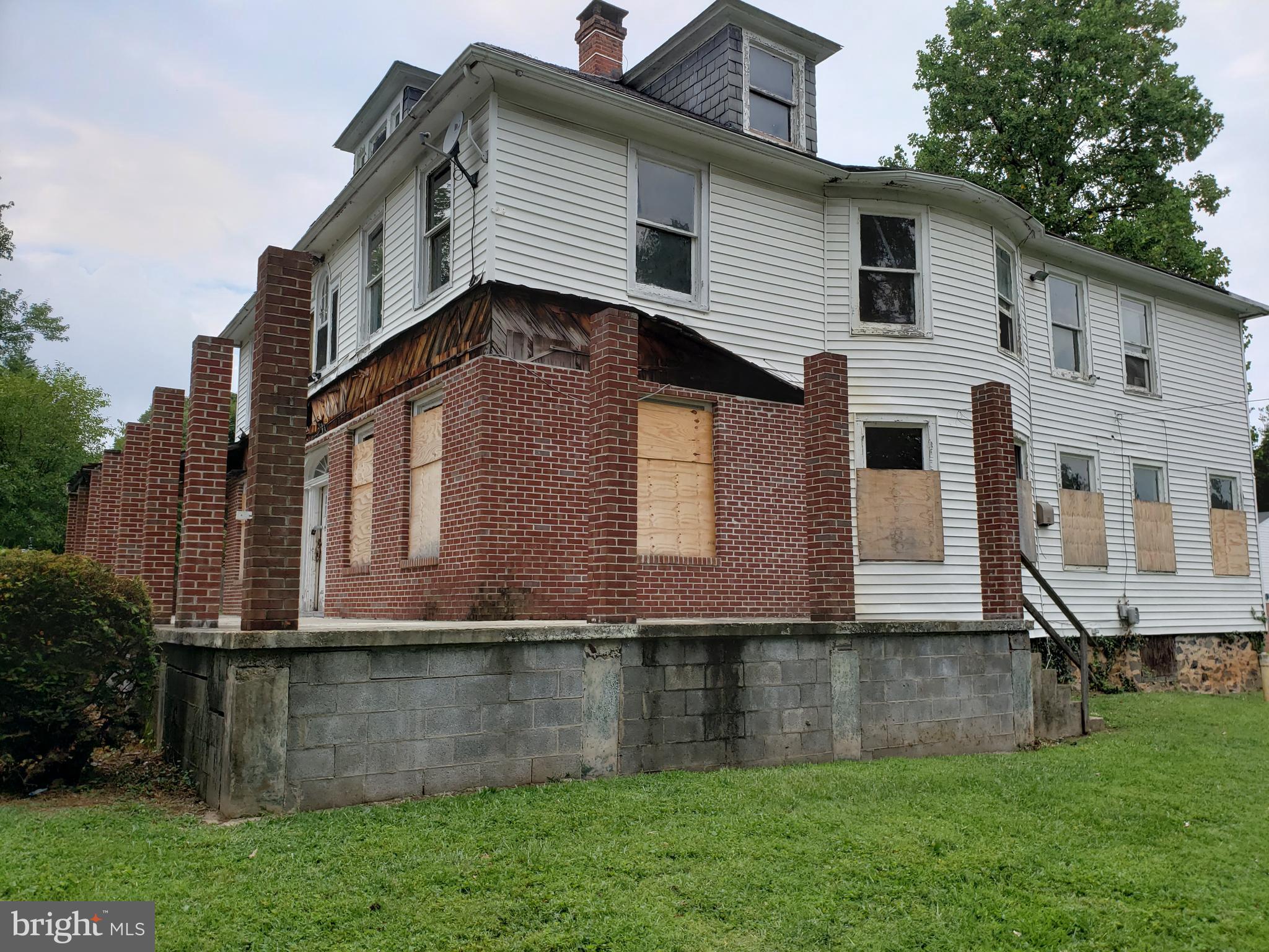 413 North Bend Road Baltimore, MD 21229 - Photo 3 of 32 SIDE VIEW