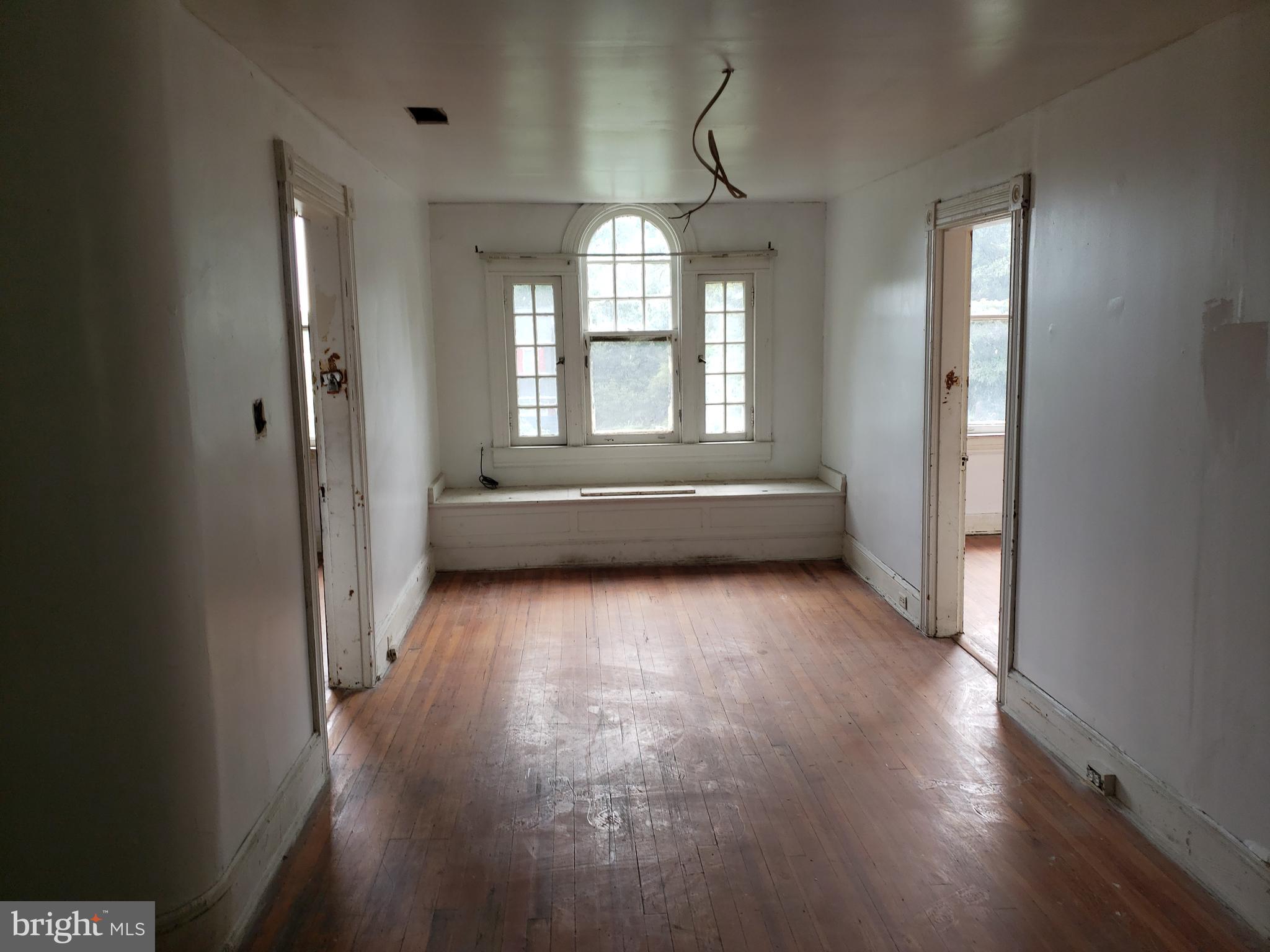 413 North Bend Road Baltimore, MD 21229 - Photo 21 of 32 2ND FLOOR - CENTER HALL