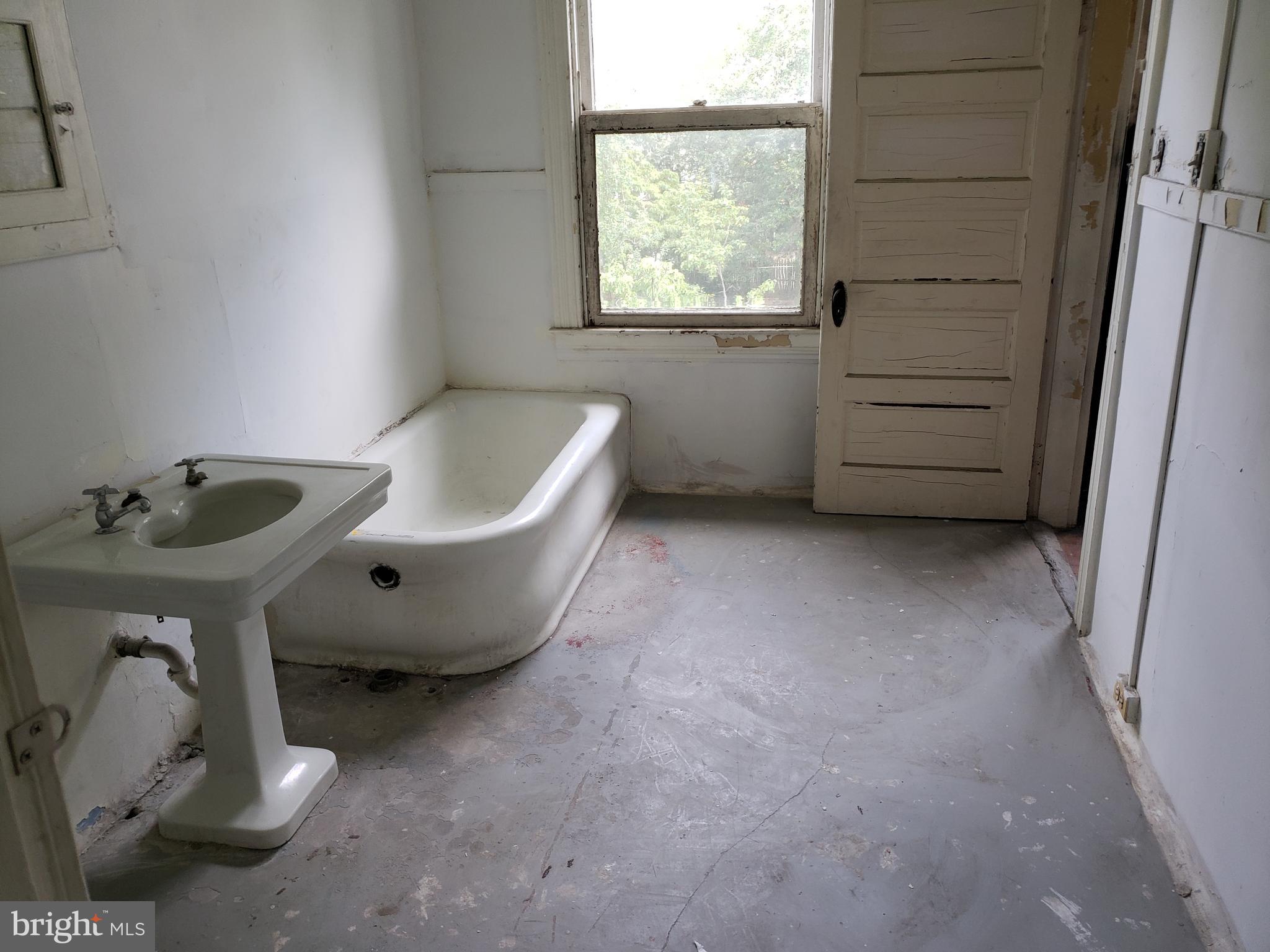 413 North Bend Road Baltimore, MD 21229 - Photo 25 of 32 2ND FLOOR - BATH 2