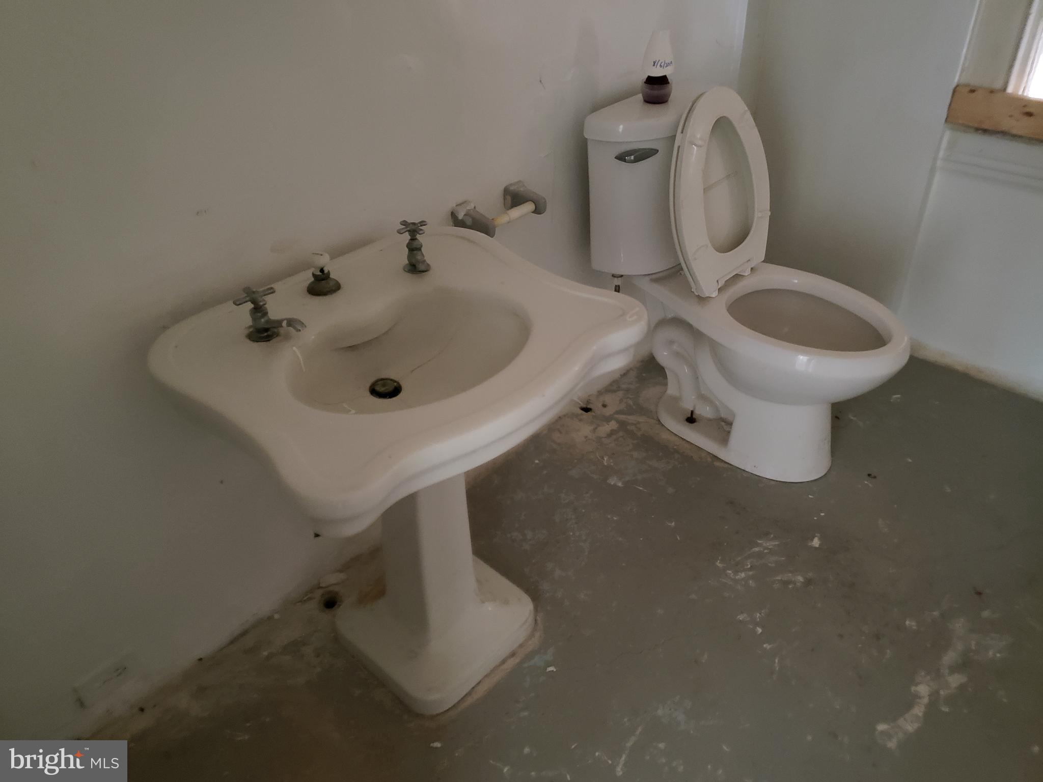 413 North Bend Road Baltimore, MD 21229 - Photo 28 of 32 2ND FLOOR - BATH 3