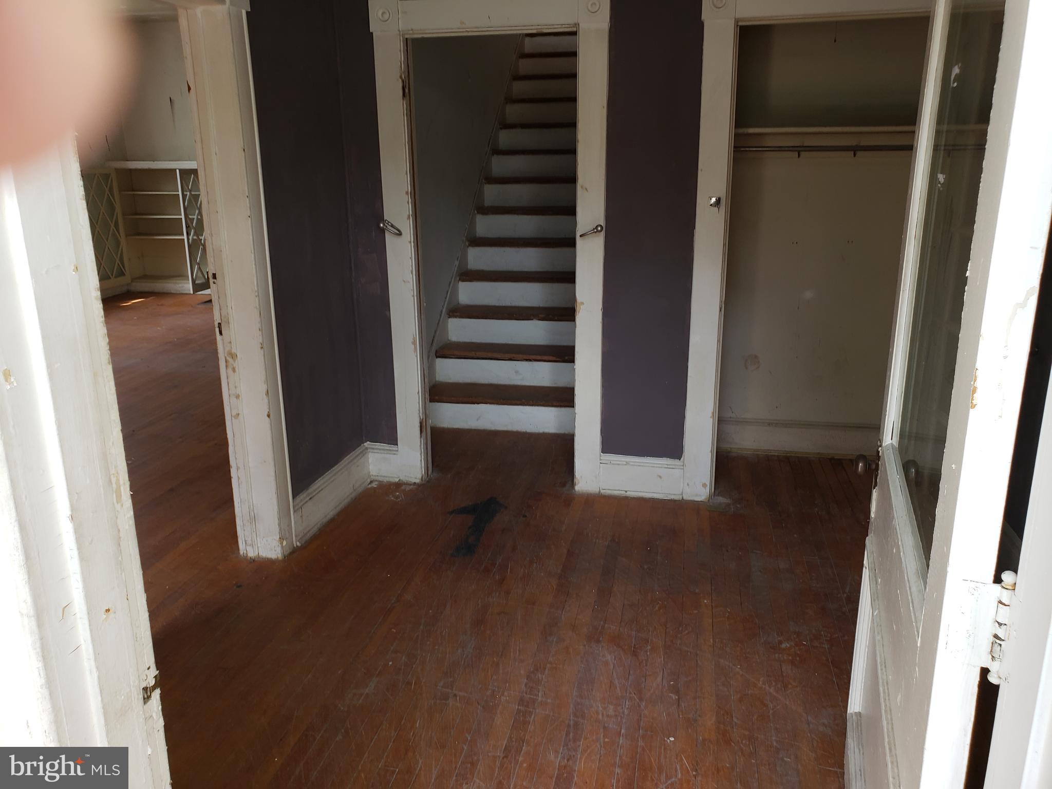 413 North Bend Road Baltimore, MD 21229 - Photo 10 of 32 FOYER