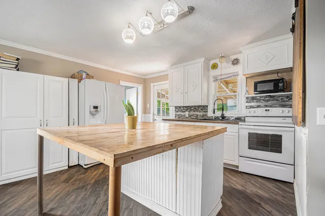 $205,000 | 3823 Oxbow Road, Sodus, MI 49126