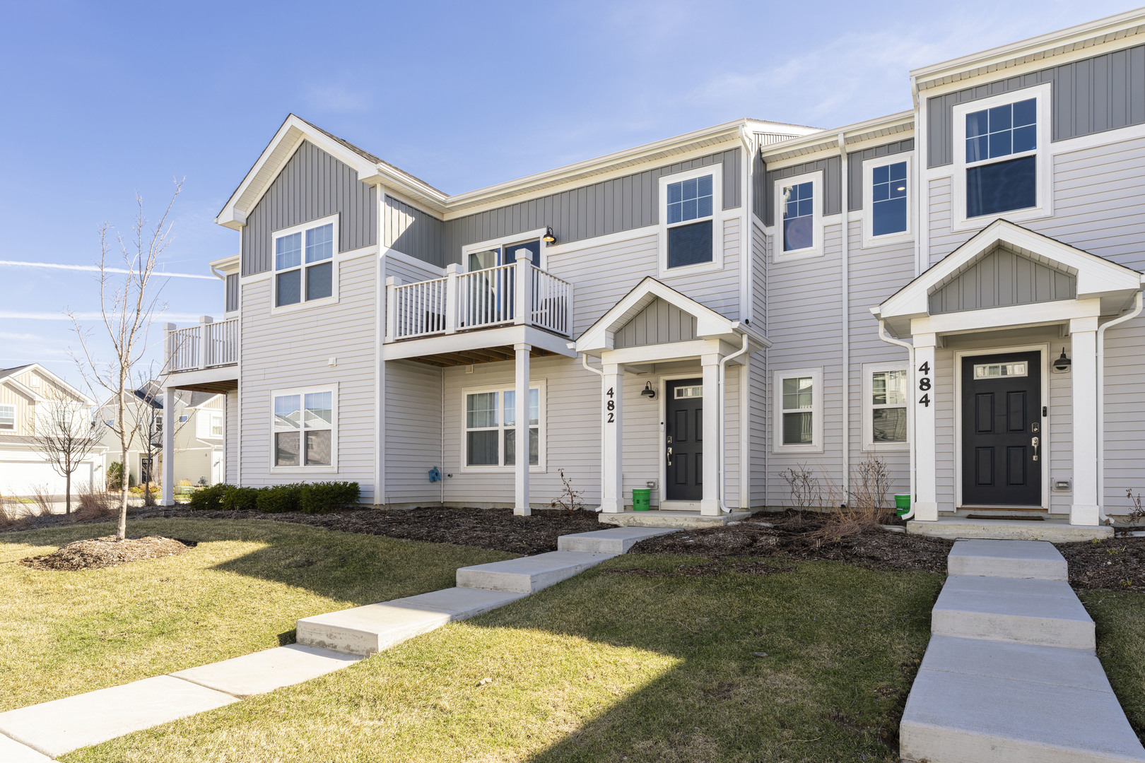 482 Comstock Road South Elgin, IL 60177 - Photo 1 of 23 a front view of a house with yard