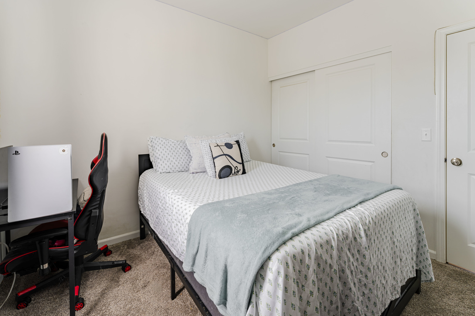 482 Comstock Road South Elgin, IL 60177 - Photo 18 of 23 a bedroom with a bed and a closet