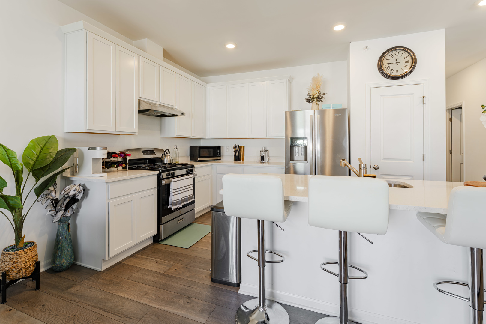 482 Comstock Road South Elgin, IL 60177 - Photo 8 of 23 a kitchen with stainless steel appliances a stove a sink cabinets and wooden floor