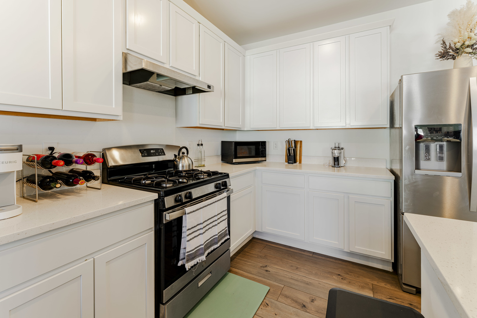 482 Comstock Road South Elgin, IL 60177 - Photo 10 of 23 a kitchen with stainless steel appliances granite countertop a sink stove and refrigerator
