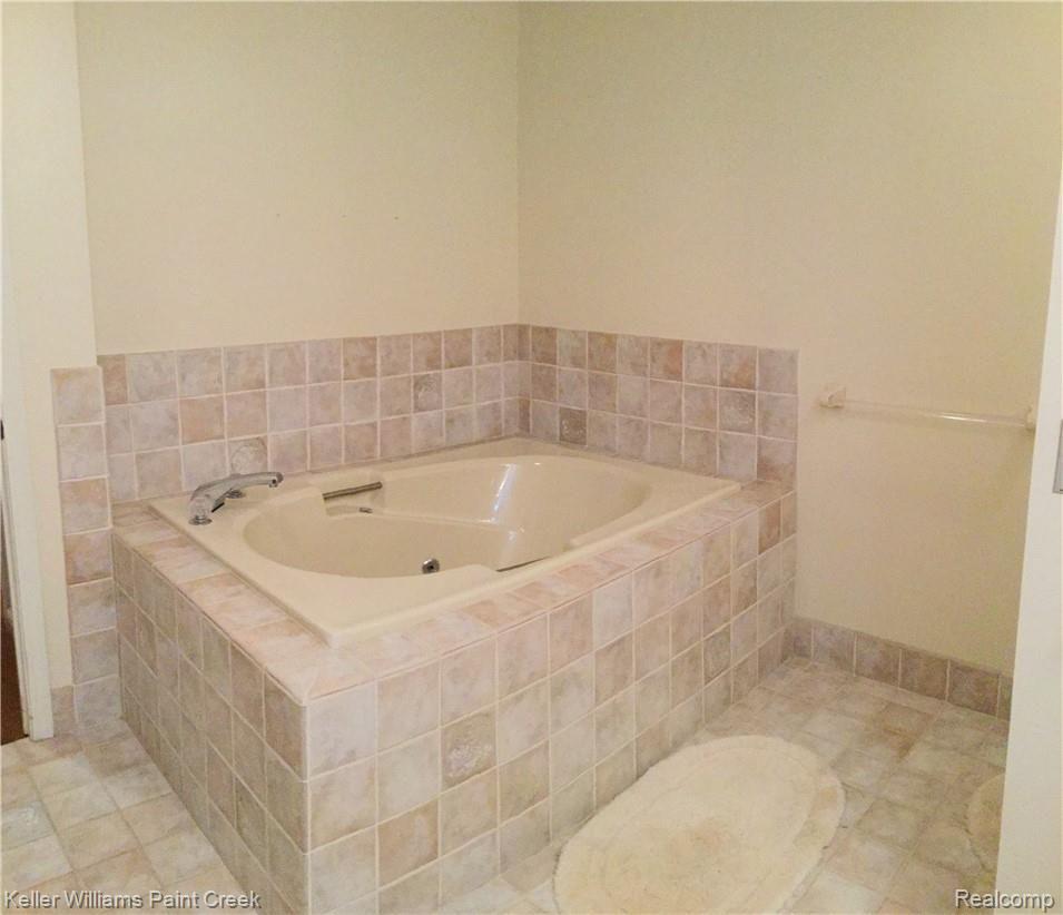 875 GreenView Court, Unit 56 Rochester, MI 48307 - Photo 11 of 29 IMG_8282.JPG