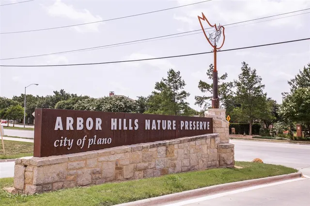 a view of a dinning table and chairs in patio