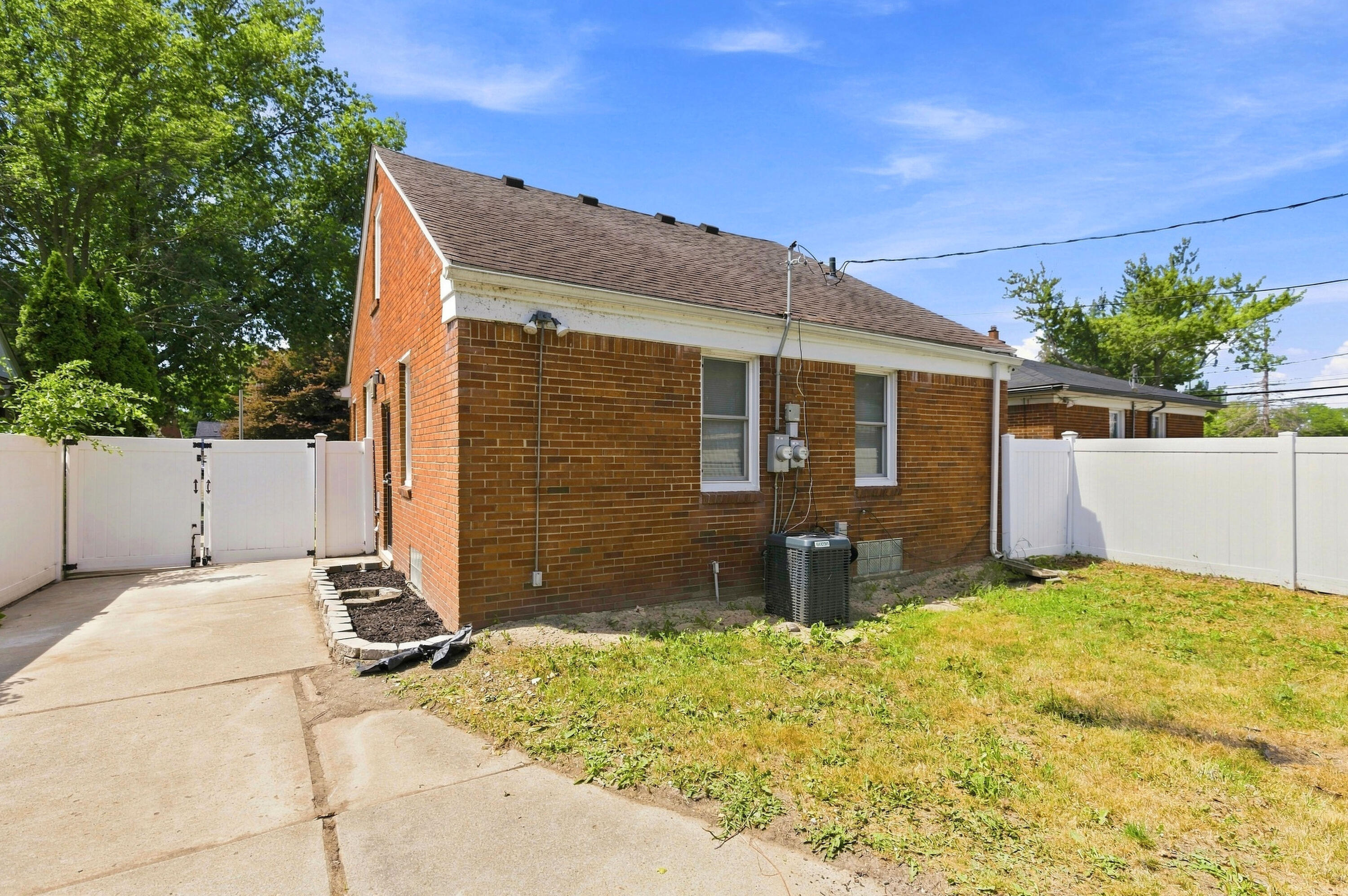21211 Newcastle Road Harper Woods, MI 48225 - Photo 32 of 35 30