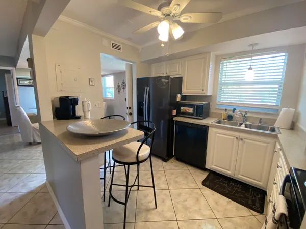 $1,500 | 715 Lori Drive, Unit 304, Palm Springs, FL 33461