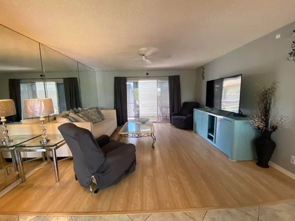 $1,500 | 715 Lori Drive, Unit 304, Palm Springs, FL 33461