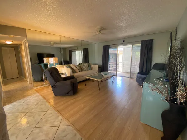 $1,500 | 715 Lori Drive, Unit 304, Palm Springs, FL 33461