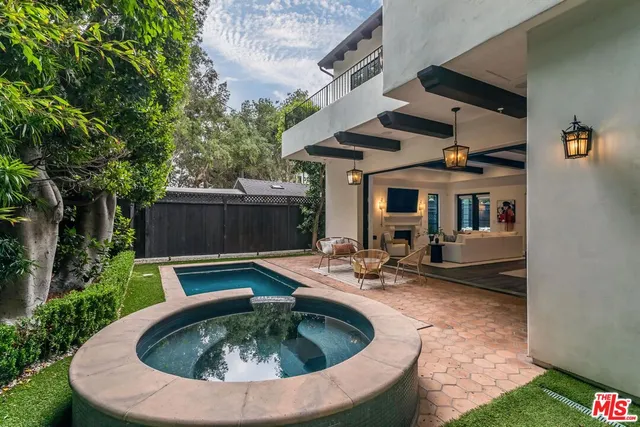 $19,995 | 820 North Vista Street, Los Angeles, CA 90046