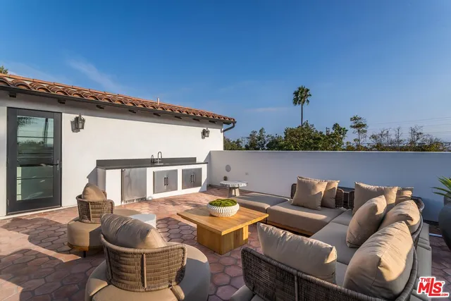 $19,995 | 820 North Vista Street, Los Angeles, CA 90046