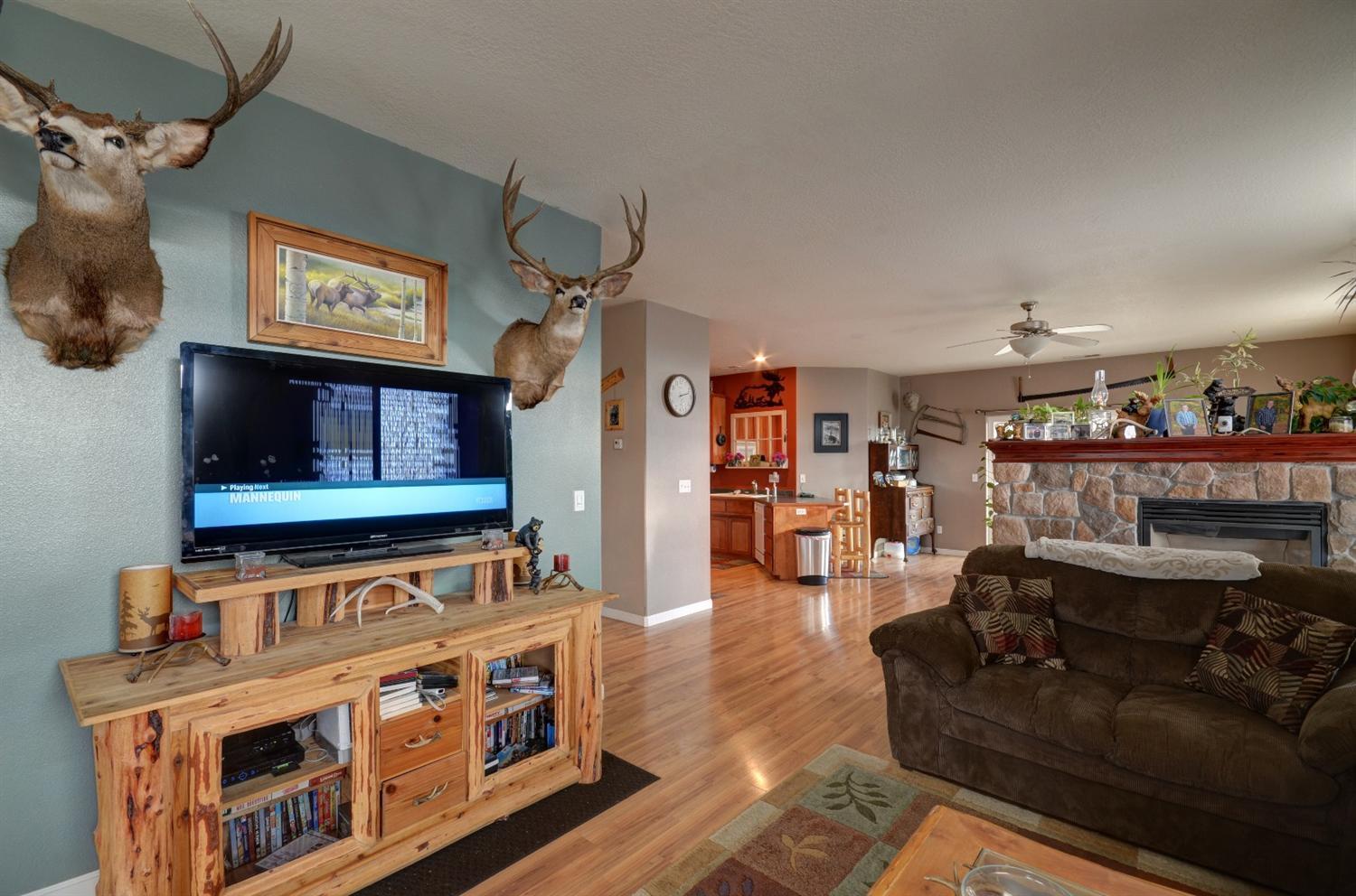 917 Ridgeview Drive Eagle Point, OR 97524 - Photo 5 of 31 a living room with furniture and a flat screen tv