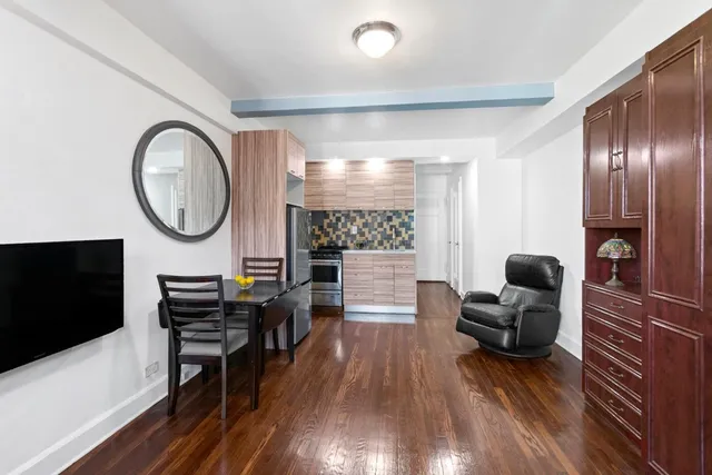 $2,750 | 320 East 42nd Street, Unit 1402 | Murray Hill