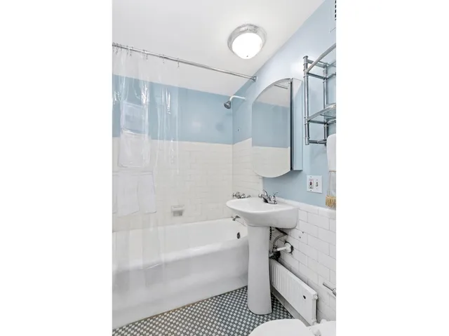 $2,750 | 320 East 42nd Street, Unit 1402 | Murray Hill