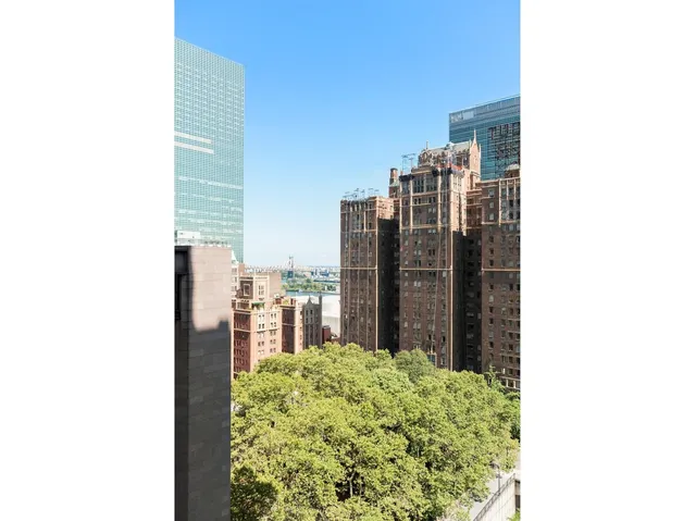 $2,750 | 320 East 42nd Street, Unit 1402 | Murray Hill