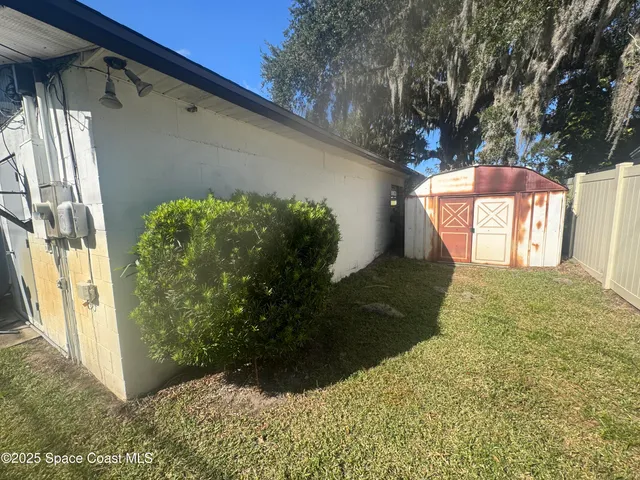 a view of a backyard