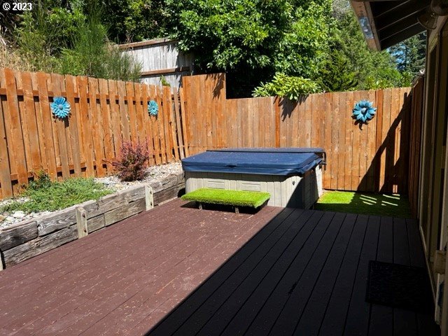 3770 Spruce Street North Bend, OR 97459 - Photo 3 of 42 Hot Tub