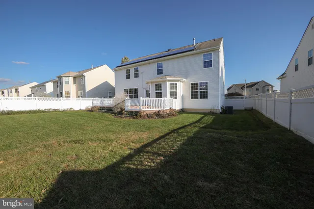 a view of a house with backyard and garden