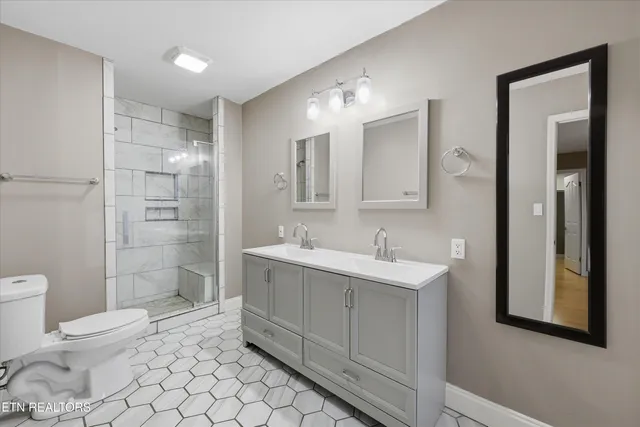 $860,000 | 1132 Brentwood Point, Kingston, TN 37763