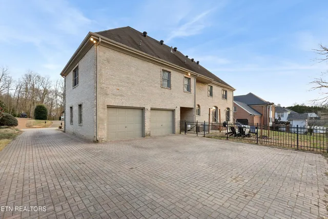 $860,000 | 1132 Brentwood Point, Kingston, TN 37763