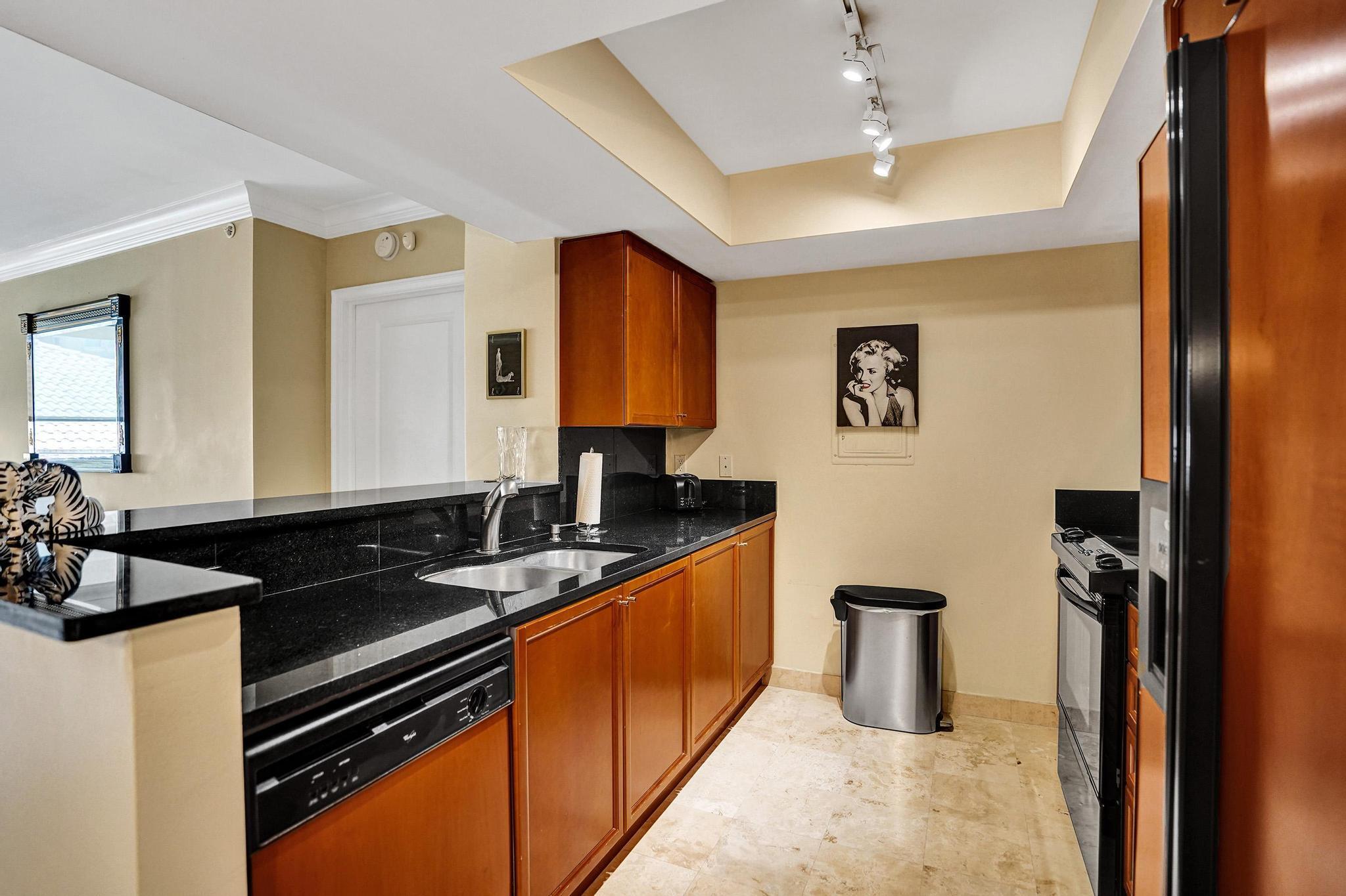 99 Southeast Mizner Boulevard, Unit 802 Boca Raton, FL 33432 - Photo 27 of 54 Kitchen