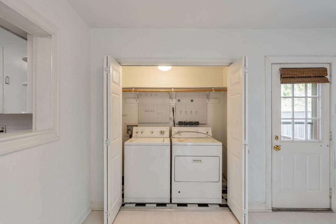 406 East Monroe Street, Unit B Austin, TX 78704 - Photo 14 of 35 a utility room with dryer and washer