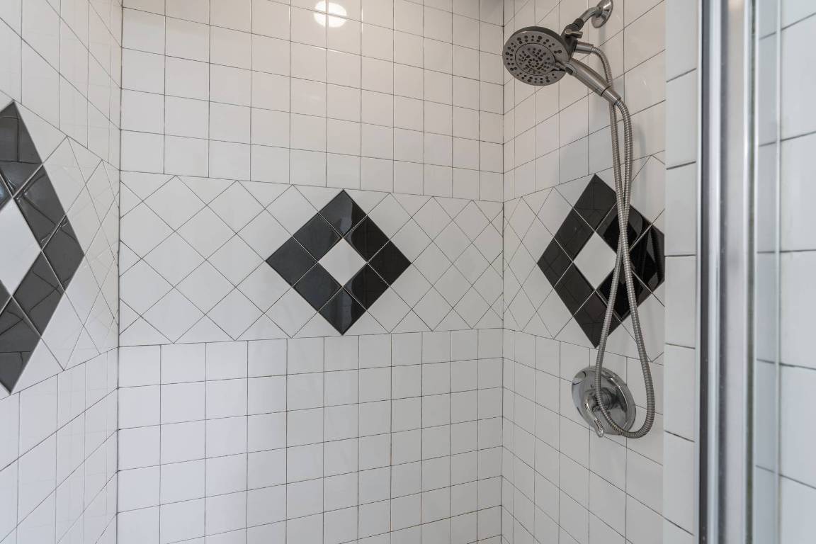 406 East Monroe Street, Unit B Austin, TX 78704 - Photo 27 of 35 Bathroom with a tile shower