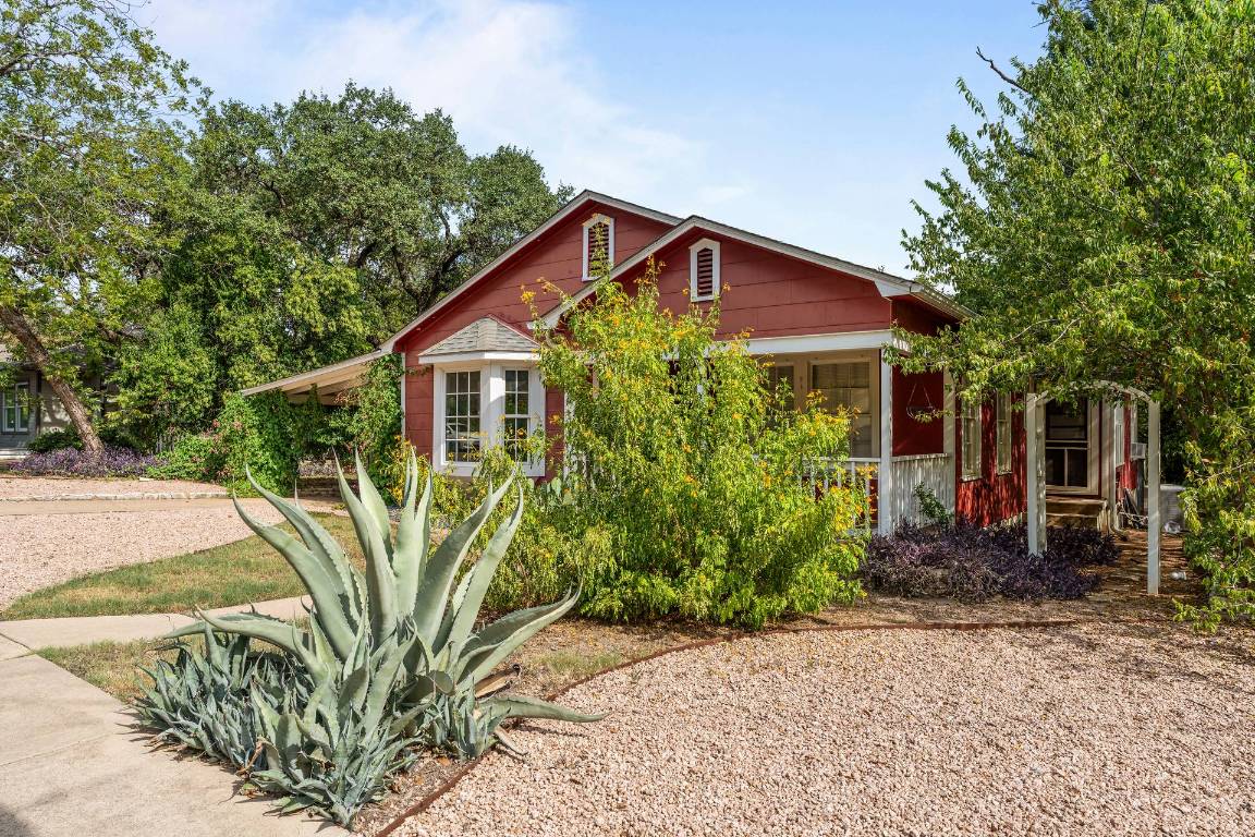 406 East Monroe Street, Unit B Austin, TX 78704 - Photo 35 of 35 a view of a yard in front of house
