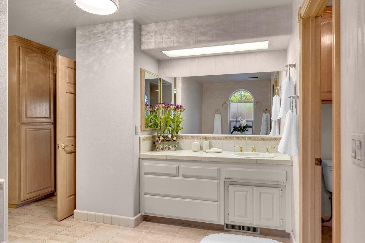3197 Pinot Path Redding, CA 96001 - Photo 39 of 64 3197 Pinot Path - I-46 - Main Bathroom 3