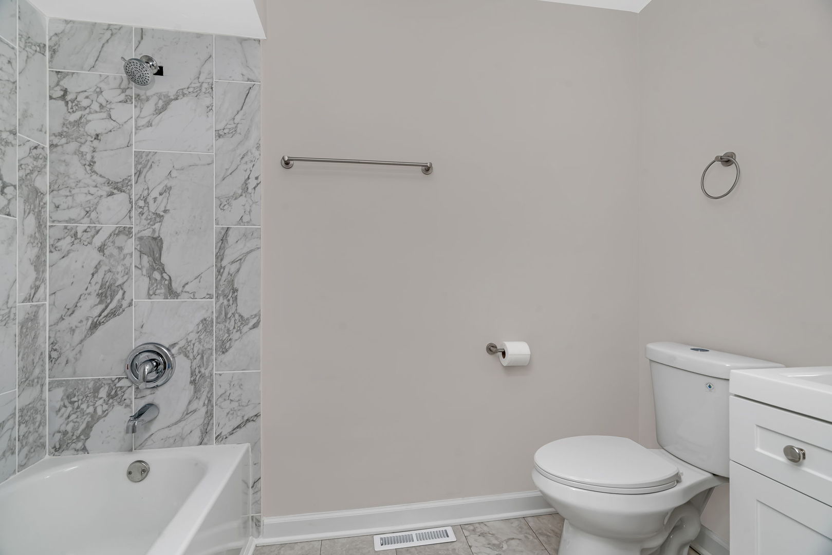 3624 151st Street Midlothian, IL 60445 - Photo 16 of 26 a bathroom with a toilet and a tub