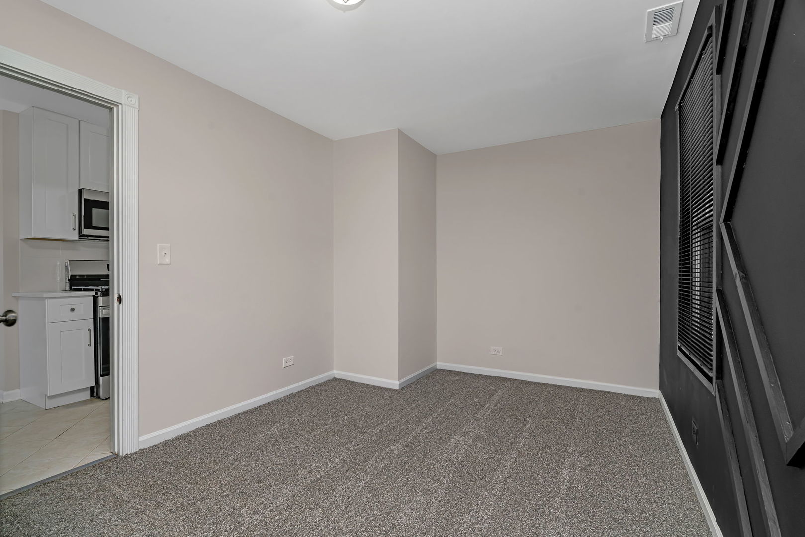 3624 151st Street Midlothian, IL 60445 - Photo 23 of 26 an empty room with windows