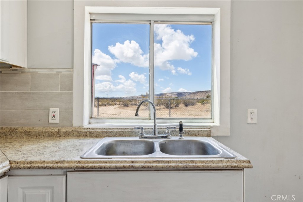 1561 Old Woman Springs Road Yucca Valley, CA 92284 - Photo 23 of 30