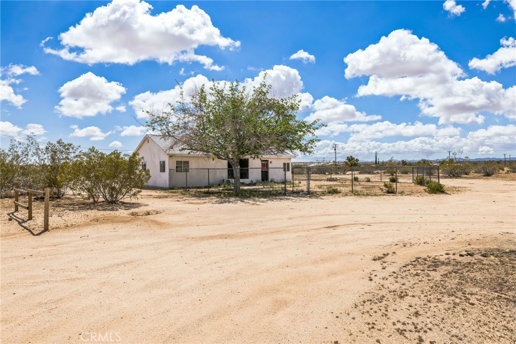 1561 Old Woman Springs Road Yucca Valley, CA 92284 - Photo 4 of 30