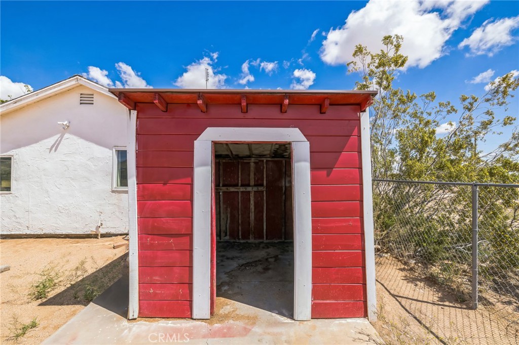 1561 Old Woman Springs Road Yucca Valley, CA 92284 - Photo 7 of 30