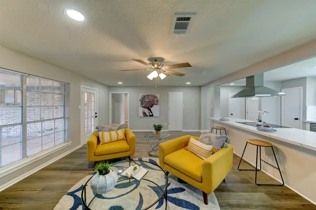 $2,000 | 8511 Honeysuckle, Highlands, TX 77562