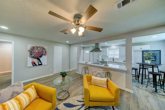 $2,000 | 8511 Honeysuckle, Highlands, TX 77562