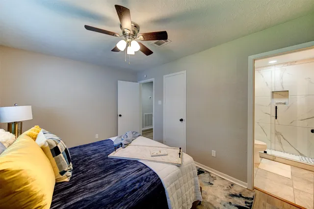 $2,000 | 8511 Honeysuckle, Highlands, TX 77562