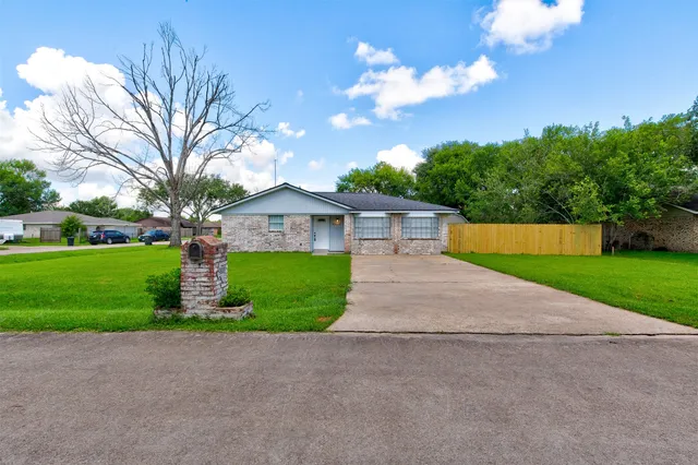 $2,000 | 8511 Honeysuckle, Highlands, TX 77562