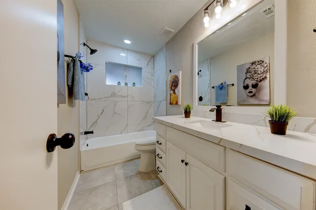 $2,000 | 8511 Honeysuckle, Highlands, TX 77562