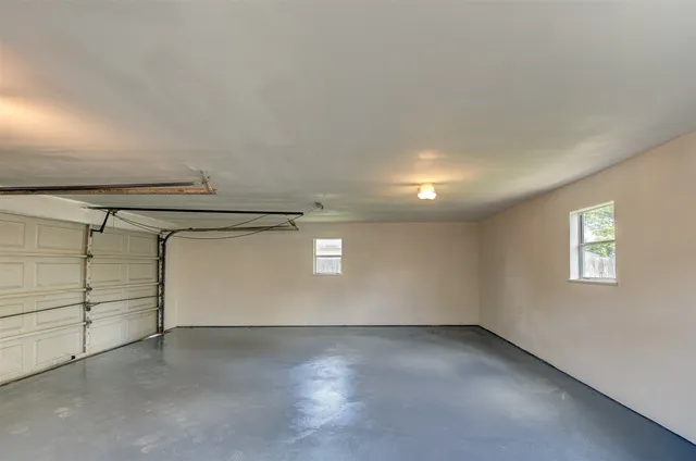 $2,000 | 8511 Honeysuckle, Highlands, TX 77562