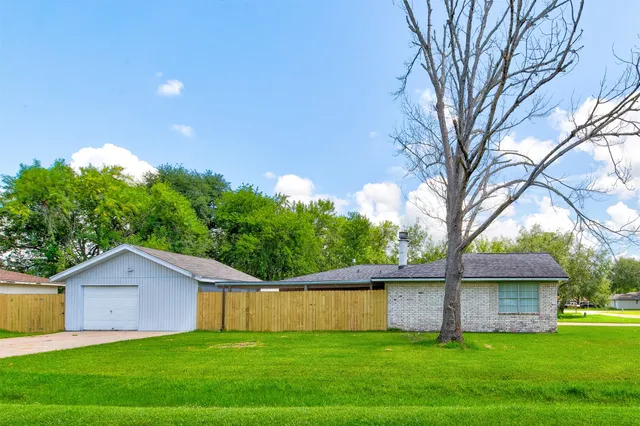 $2,000 | 8511 Honeysuckle, Highlands, TX 77562